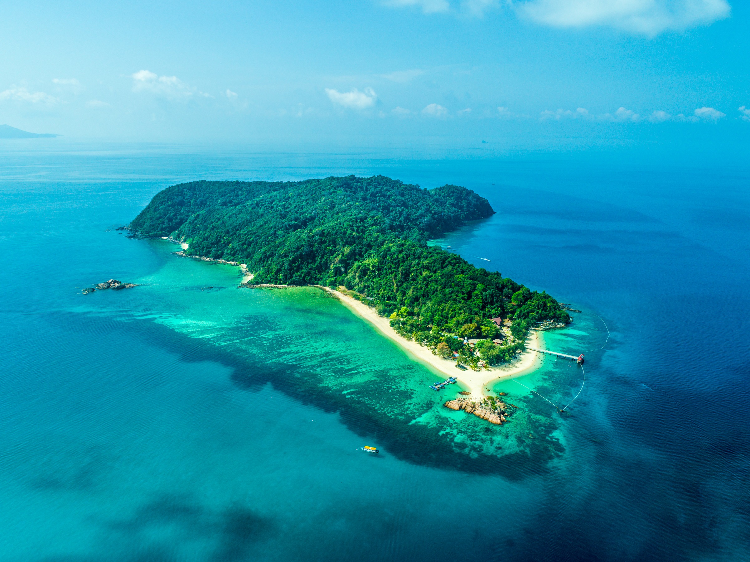 ～レダン島までホテル専用チャーター機直行便にて移動～